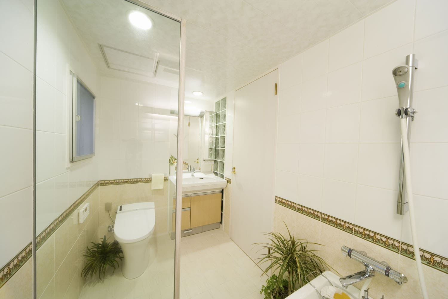 ユニットバス洗面を強化ガラスで仕切り 視覚的な一体感のある空間リフォーム 風呂 浴室施工事例 リフォームならｂｘゆとりフォーム
