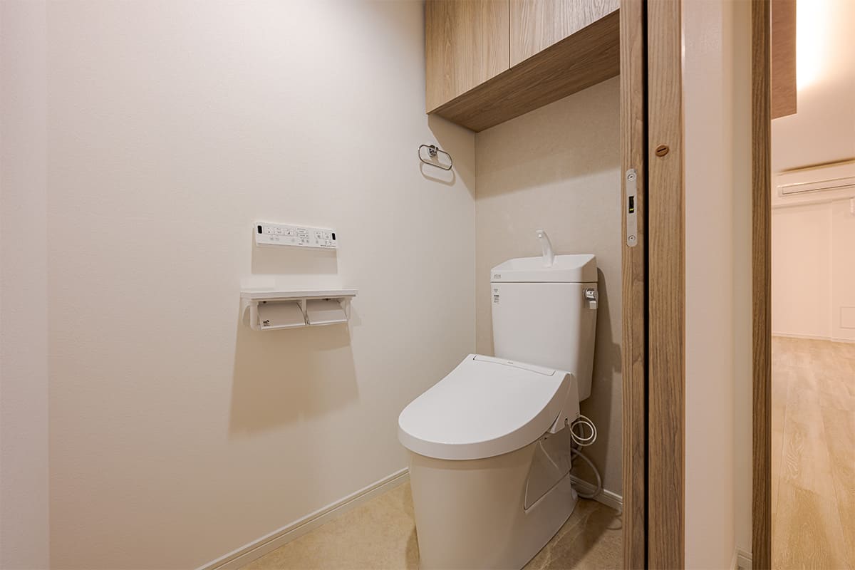トイレ扉は開閉スペースを取らず、いざという時に開けられるように引き戸を採用しました。