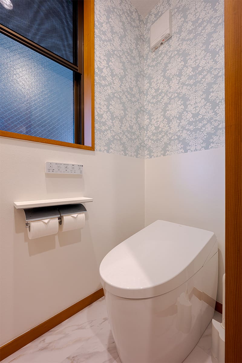 上品なアクセントクロスが空間に彩りを添え、落ち着きと清潔感を兼ね備えたトイレに仕上がりました。