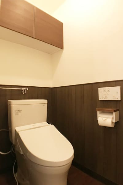 隅付きトイレを木目調壁紙で腰壁風トイレ空間へリフォーム トイレ 洗面台の施工事例 リフォームならｂｘゆとりフォーム