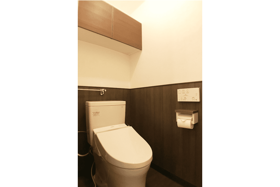 隅付きトイレを木目調壁紙で腰壁風トイレ空間へリフォーム トイレ 洗面台の施工事例 リフォームならｂｘゆとりフォーム