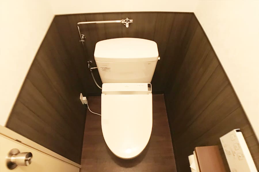 隅付きトイレを木目調壁紙で腰壁風トイレ空間へリフォーム トイレ 洗面台の施工事例 リフォームならｂｘゆとりフォーム