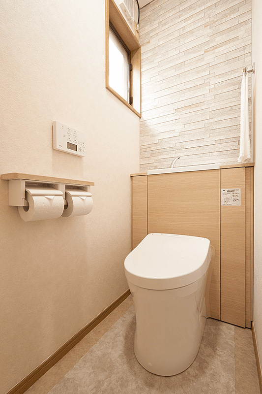 タンクレストイレのシンプルなデザインを際立たせる空間づくり