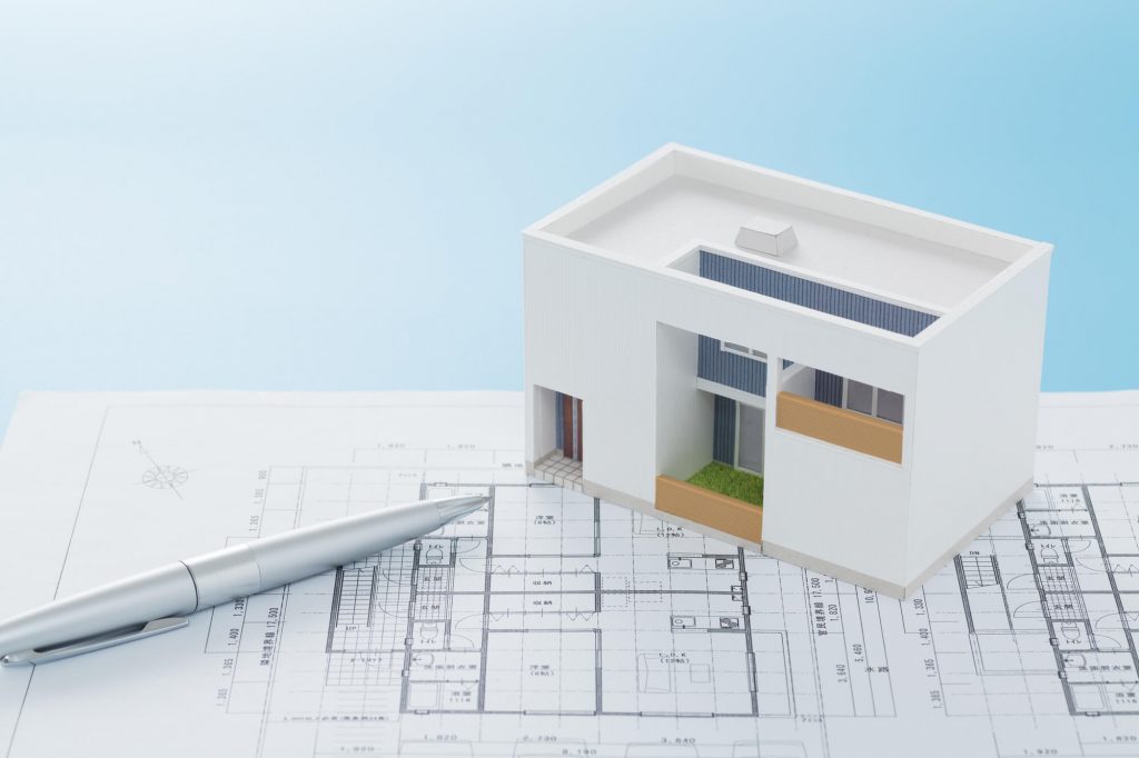 住まいの設計図と家の模型