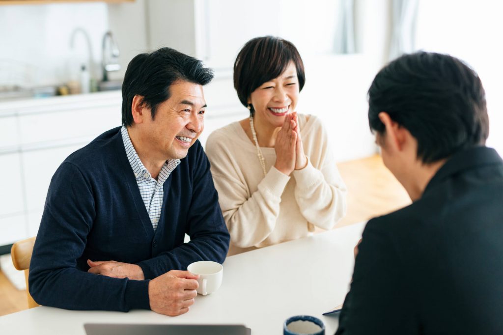 業者と相談する夫婦