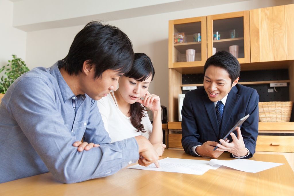 相談する夫婦